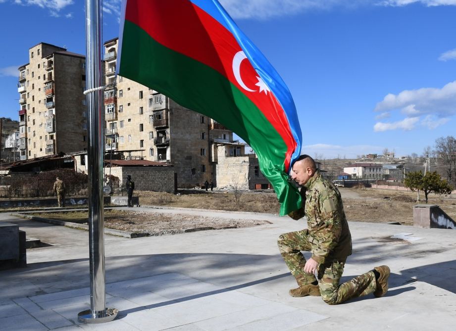 Prezident İlham Əliyev Şuşada Azərbaycan bayrağını yüksəldib (FOTO)