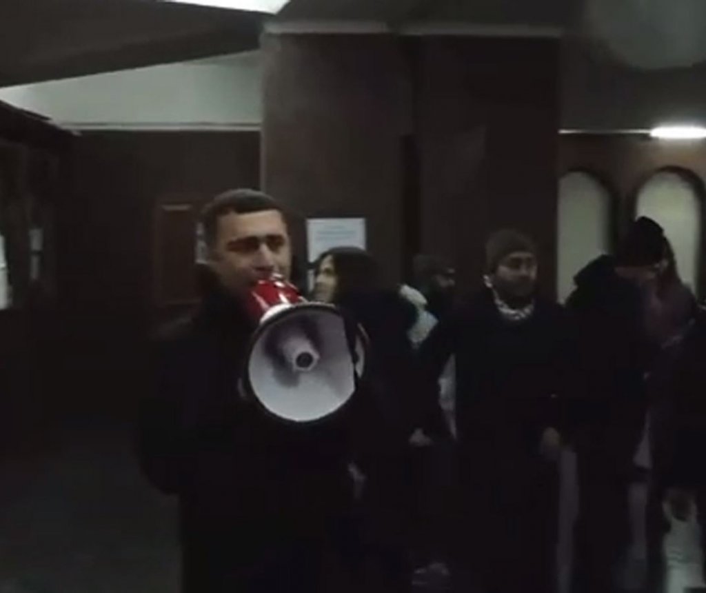 Yerevanda bir qrup etirazçı hökumət binasına daxil oldu (VİDEO)