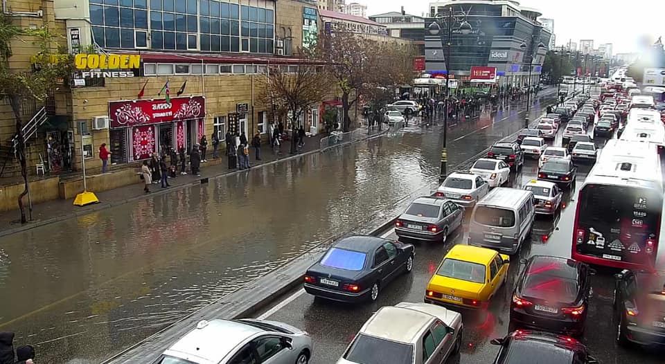 Yağış Bakı küçələrində nəqliyyatın hərəkətinə çətinliklər yaradıb - BNA