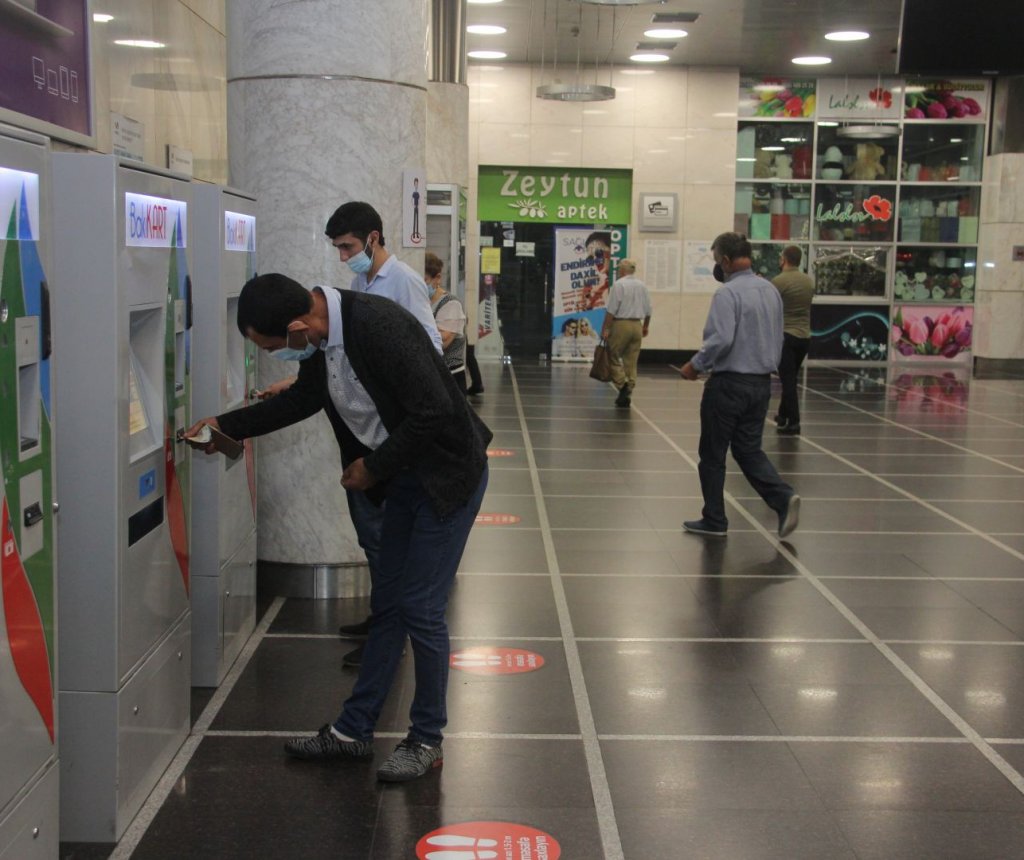 Metro stansiyalarının vestibülləri gediş haqqının kartlara yüklənməsi üçün açılıb
