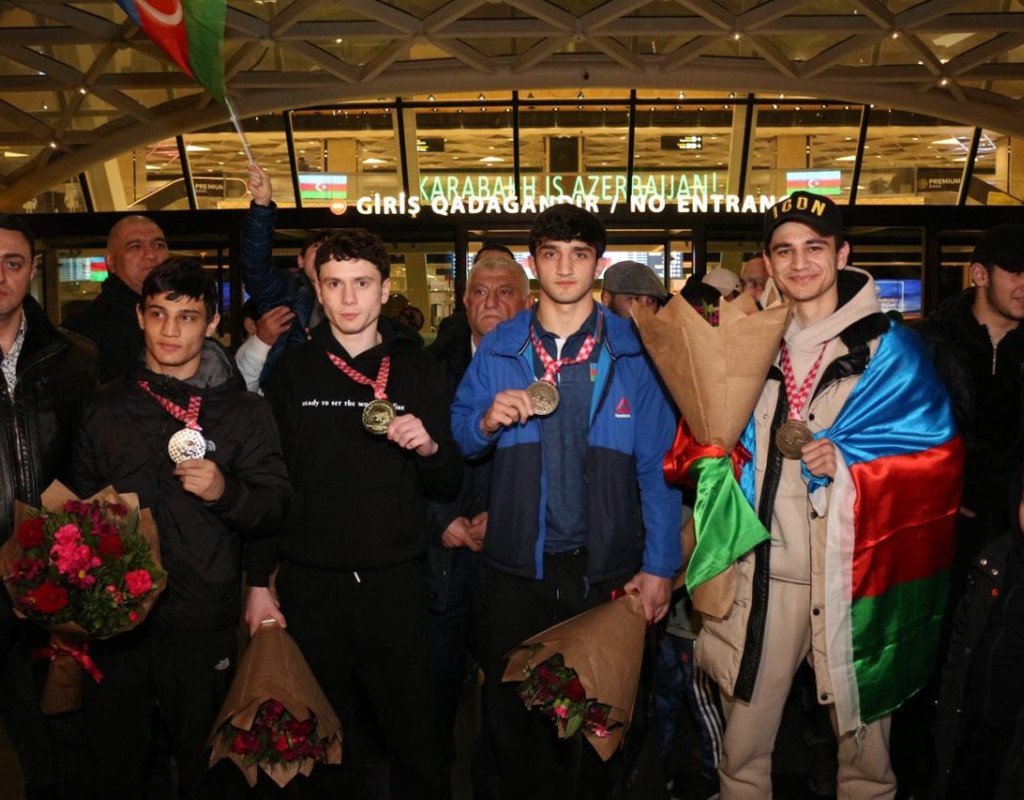 Avropa çempionatında uğur qazanan Azərbaycan boksçuları Bakıya qayıdıb