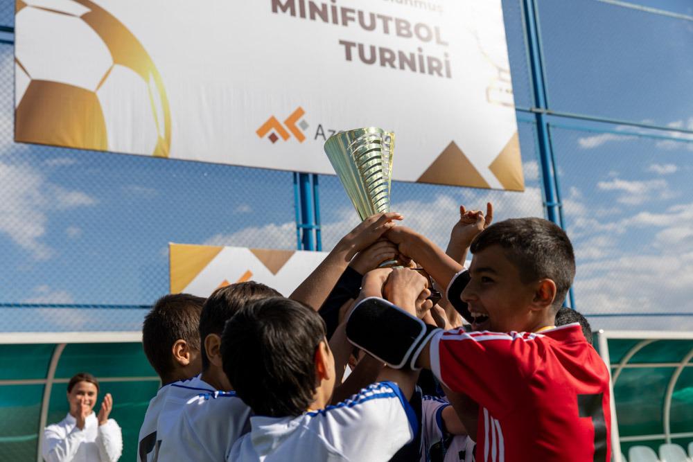 “AzerGold” QSC tərəfindən Daşkəsəndə yenidən qurulmuş minifutbol, voleybol- basketbol meydançaları istifadəyə verilib