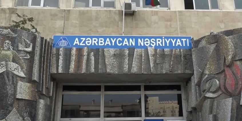Jurnalistlər "Azərbaycan" Nəşriyyatının binası qarşısında etiraz aksiyası keçiriblər