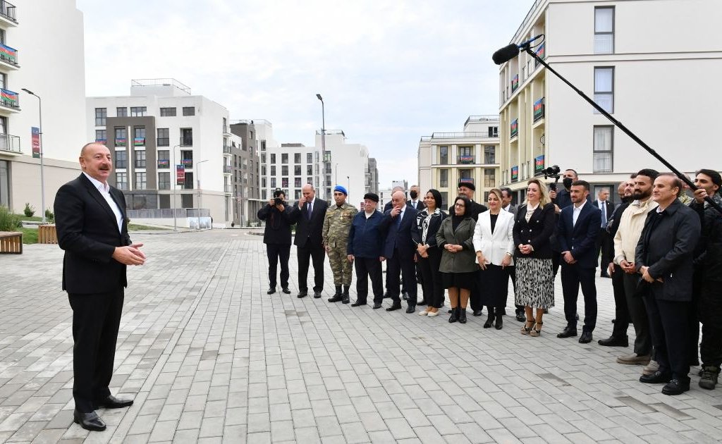 Prezident İlham Əliyev “Füzuli Şəhəri Günü”ndə Füzuli şəhərinə köçmüş sakinlər və rayon ictimaiyyətinin nümayəndələri ilə görüşüb