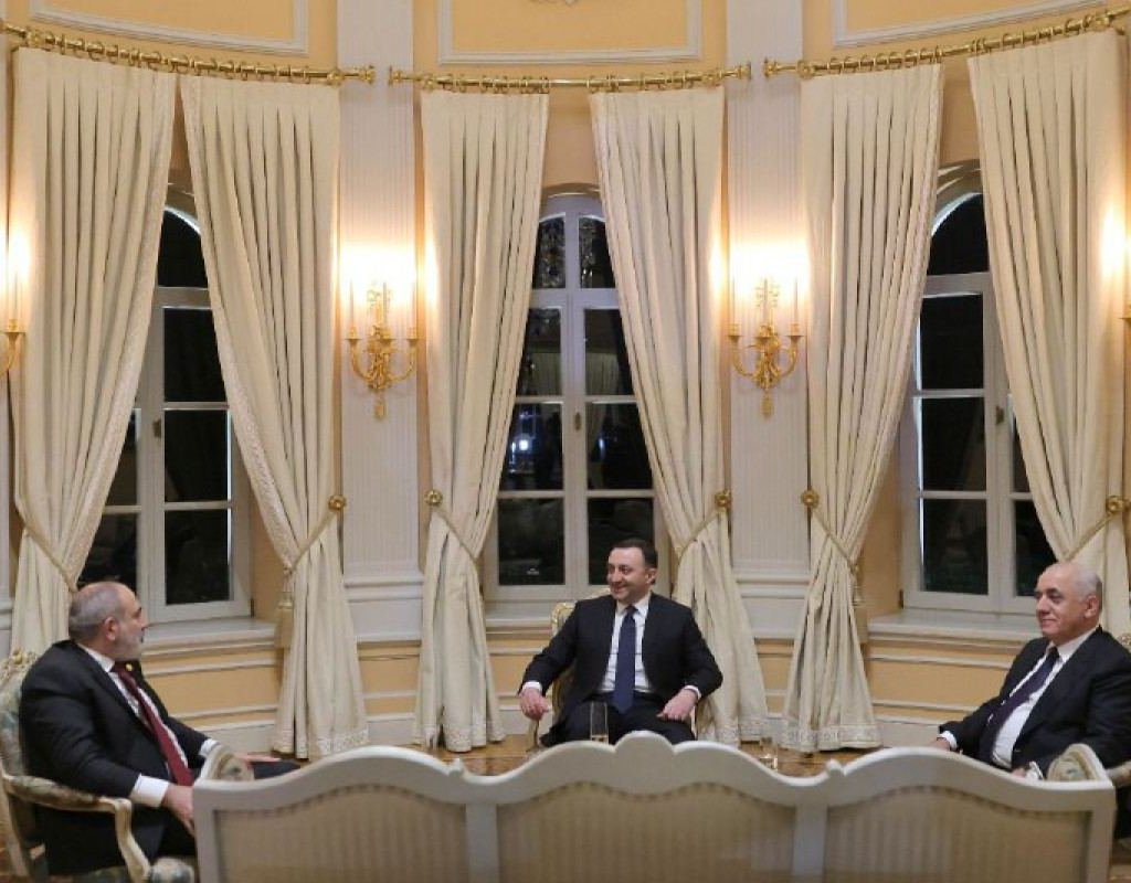 Əli Əsədov ilə Paşinyan Tbilisidə görüşdülər