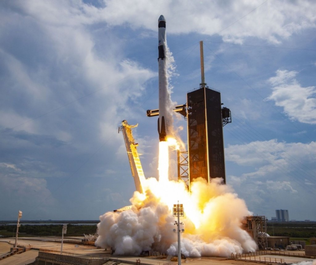 “SpaceX” daha 23 internet peykini orbitə çıxardı