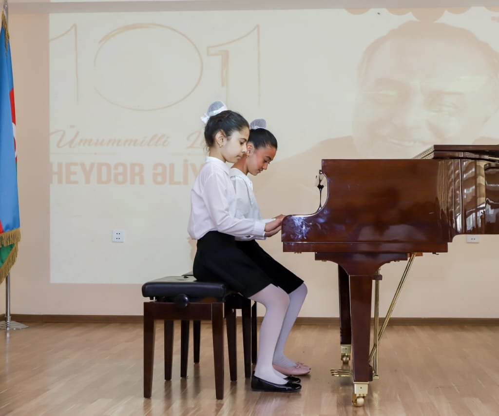 Bakı Xoreoqrafiya Akademiyasında Ümummilli lider Heydər Əliyevin ildönümünə həsr olunmuş konsert proqramı keçirilib