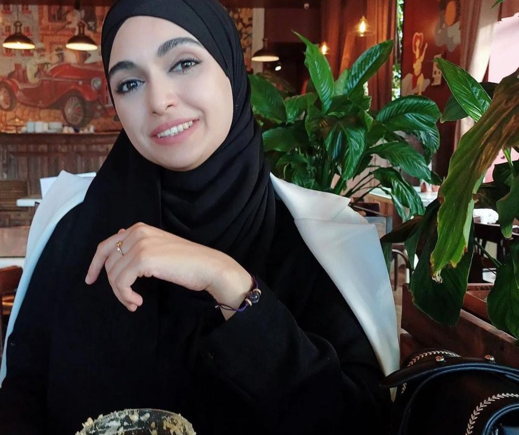 Təsisçi, CEO, beynəlxalq dərəcəli ingilis dili müəllimi Sənubər Abbasova: 