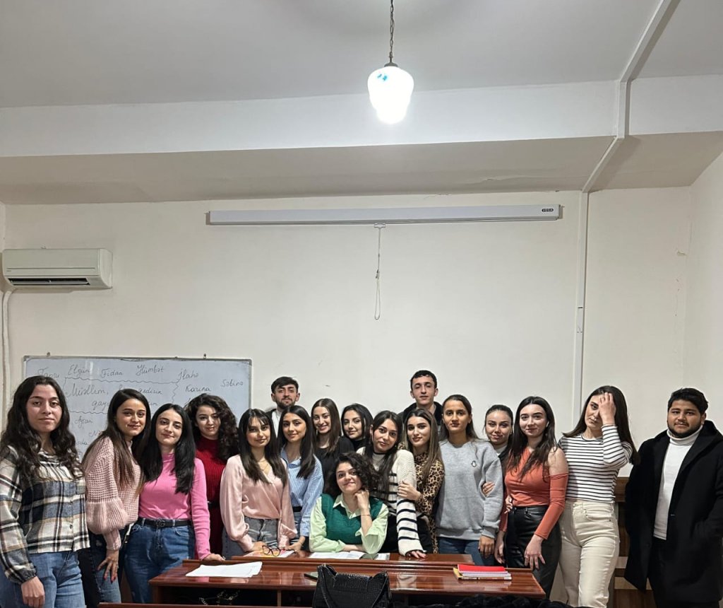 İngilis bölməsi üzrə fizika müəllimi - pedaqoq Emilya Ömərova: "Bu işə bu qədər bağlanacağım ağlıma gəlməzdi"