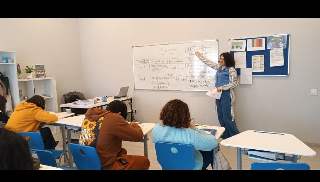 İngilis bölməsi üzrə fizika müəllimi - pedaqoq Emilya Ömərova: "Bu işə bu qədər bağlanacağım ağlıma gəlməzdi"