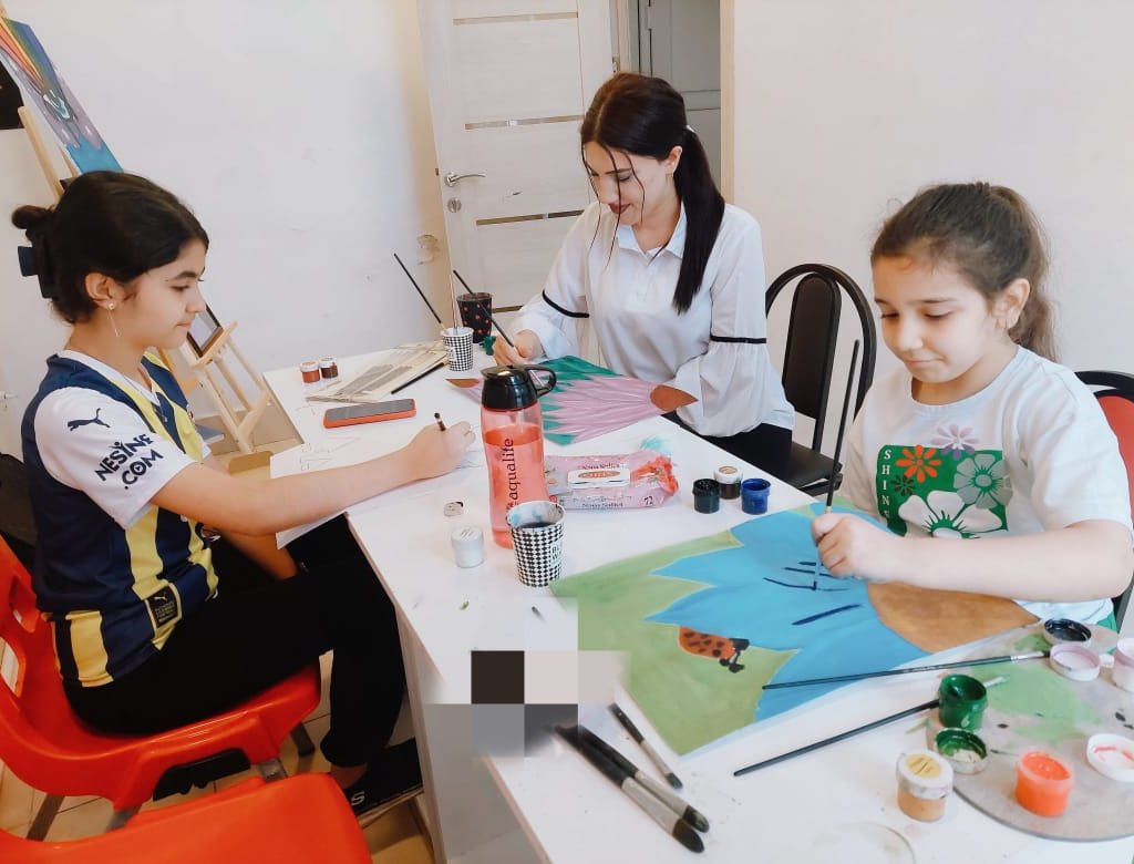 Təsviri incəsənət müəllimi Sara Əliyeva: "Sevgi ilə böyüyən hər bir uşağın gələcəyi, əlbəttə, gözəl və xoşbəxt olacaq"