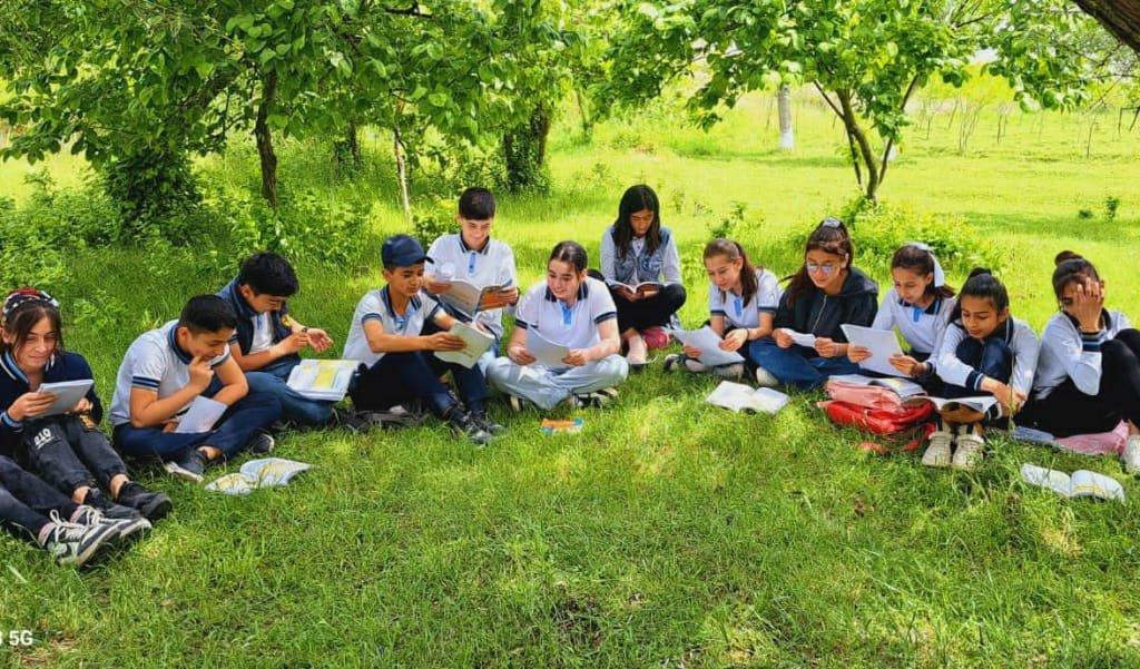 Təsviri incəsənət müəllimi Sara Əliyeva: "Sevgi ilə böyüyən hər bir uşağın gələcəyi, əlbəttə, gözəl və xoşbəxt olacaq"