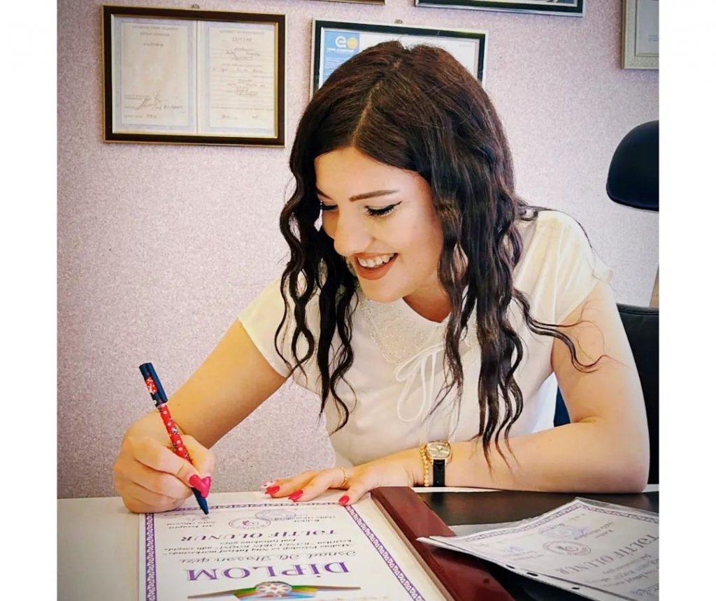 Təsviri incəsənət müəllimi Sara Əliyeva: "Sevgi ilə böyüyən hər bir uşağın gələcəyi, əlbəttə, gözəl və xoşbəxt olacaq"