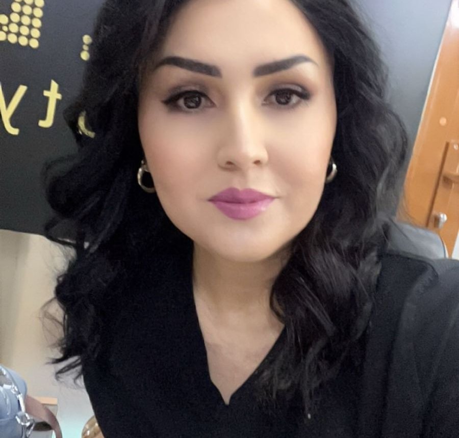 İnformatika müəllimi Zəhra Qəhrəmanova: "Öz sahəmdə axtarışda olmaq əsas iş prinsipimdir"