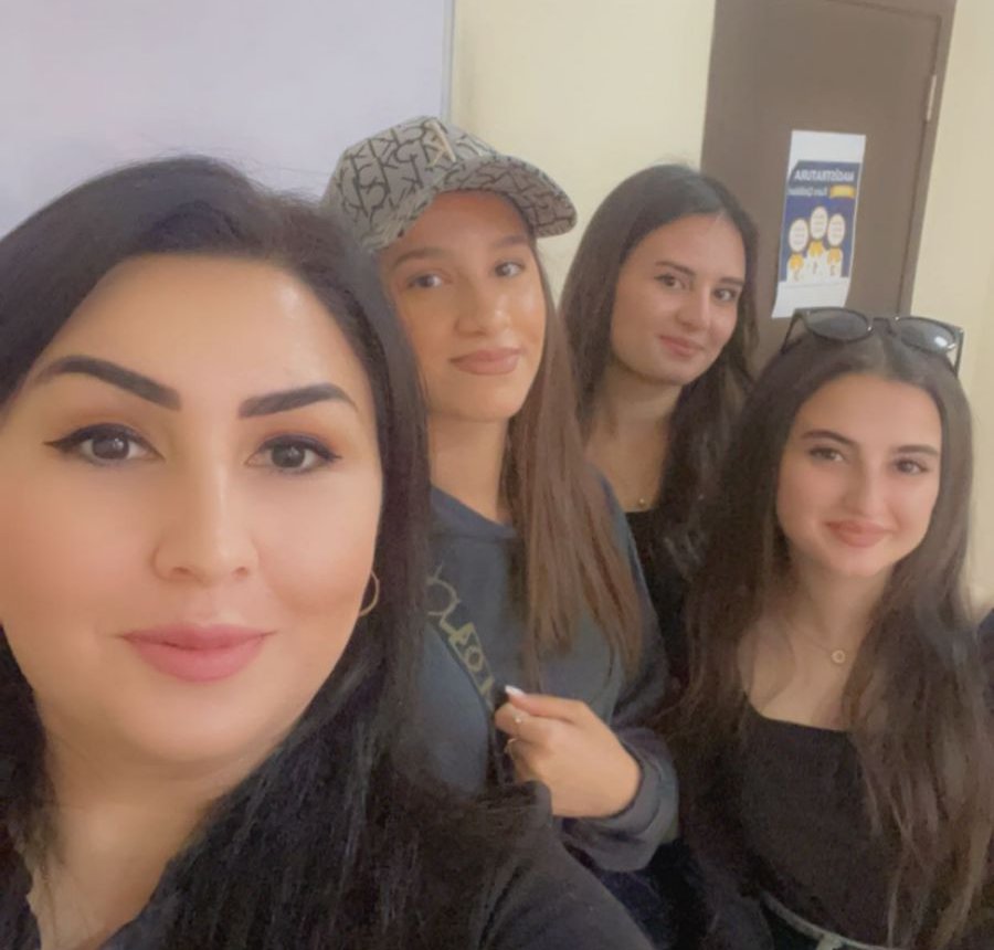 İnformatika müəllimi Zəhra Qəhrəmanova: "Öz sahəmdə axtarışda olmaq əsas iş prinsipimdir"