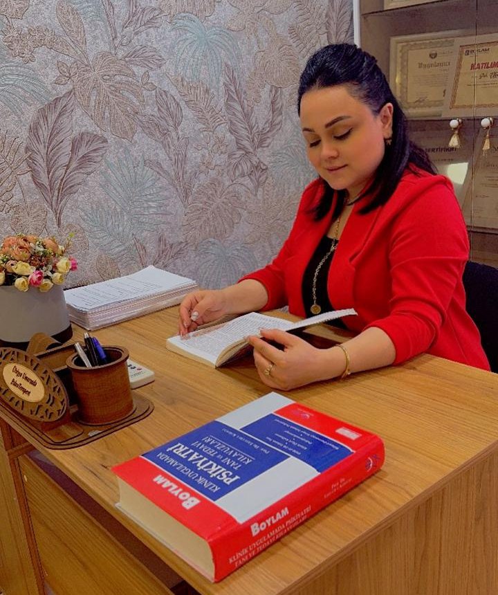 Klinik Psixoloq Ülviyyə Umarzadə: "İş prinsipim insanların müəyyən qədər sağlam düşüncələrini təmin etməkdən ibarətdir"