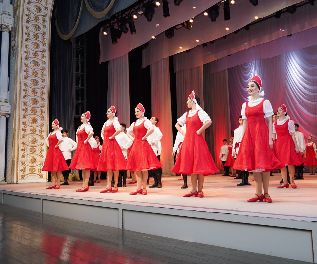 Beynəlxalq Rəqs Günü münasibətilə Azərbaycan Dövlət Akademik Musiqili Teatrında akademiyanın orta ixtisas təhsil pilləsinin buraxılış-hesabat konserti keçirilib