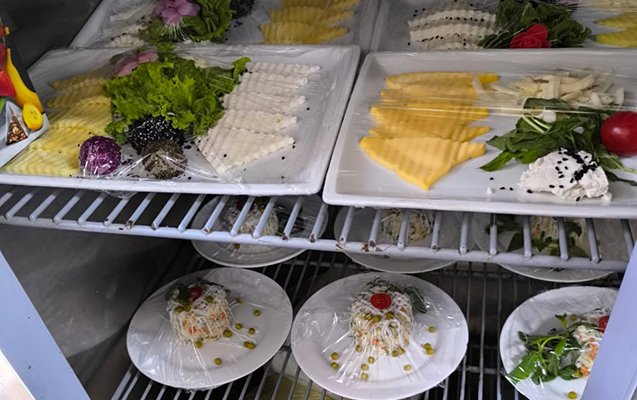 “İzmir” restoranında müştərilərə belə yeməklər verilib