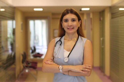 “Atlas Medical Center”də tibbi təhsili olmayan Turanə Nəsibova necə həkim kimi çalışır?