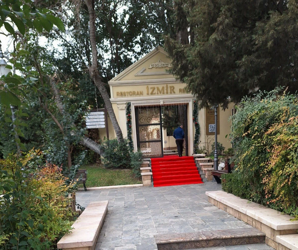 “İzmir” restoranında müştərilərə belə yeməklər verilib