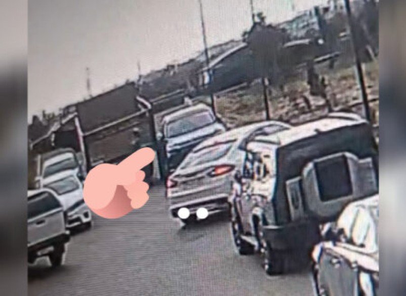 "Yaşıllaşdırma"nın əməkdaşları "Jurnalistlər binası" sakininin maşınına zərər vurublar - Birlikdən isə... (VİDEO, FOTO)