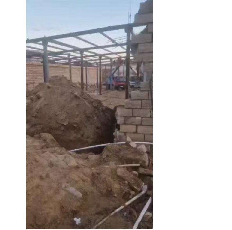 Binəqədi rayonunda yüksək gərginlik xətlərin altında tikilən bu qanunsuz tikintiyə hansı məmur icazə verib?