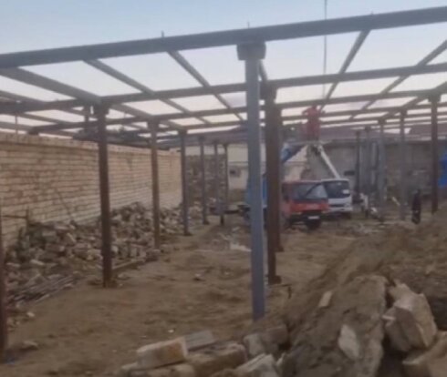 Binəqədi rayonunda yüksək gərginlik xətlərin altında tikilən bu qanunsuz tikintiyə hansı məmur icazə verib?